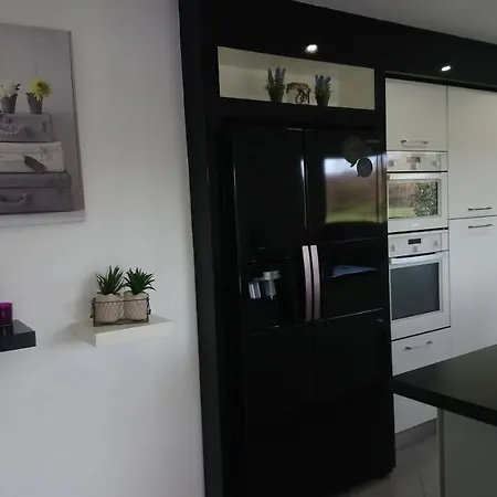 Maison Moderne Et Son Jardin Au Calme *